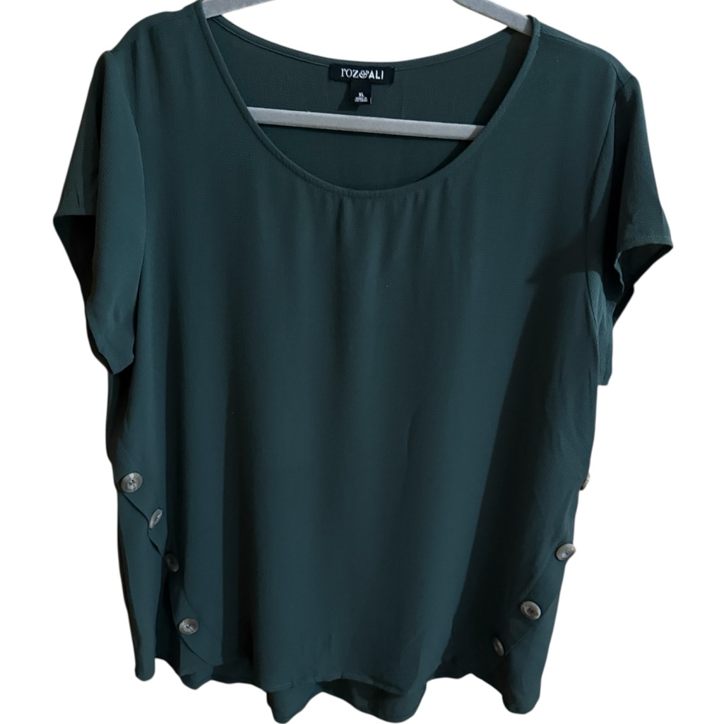 Roz & Ali Green Blouse With Button Details